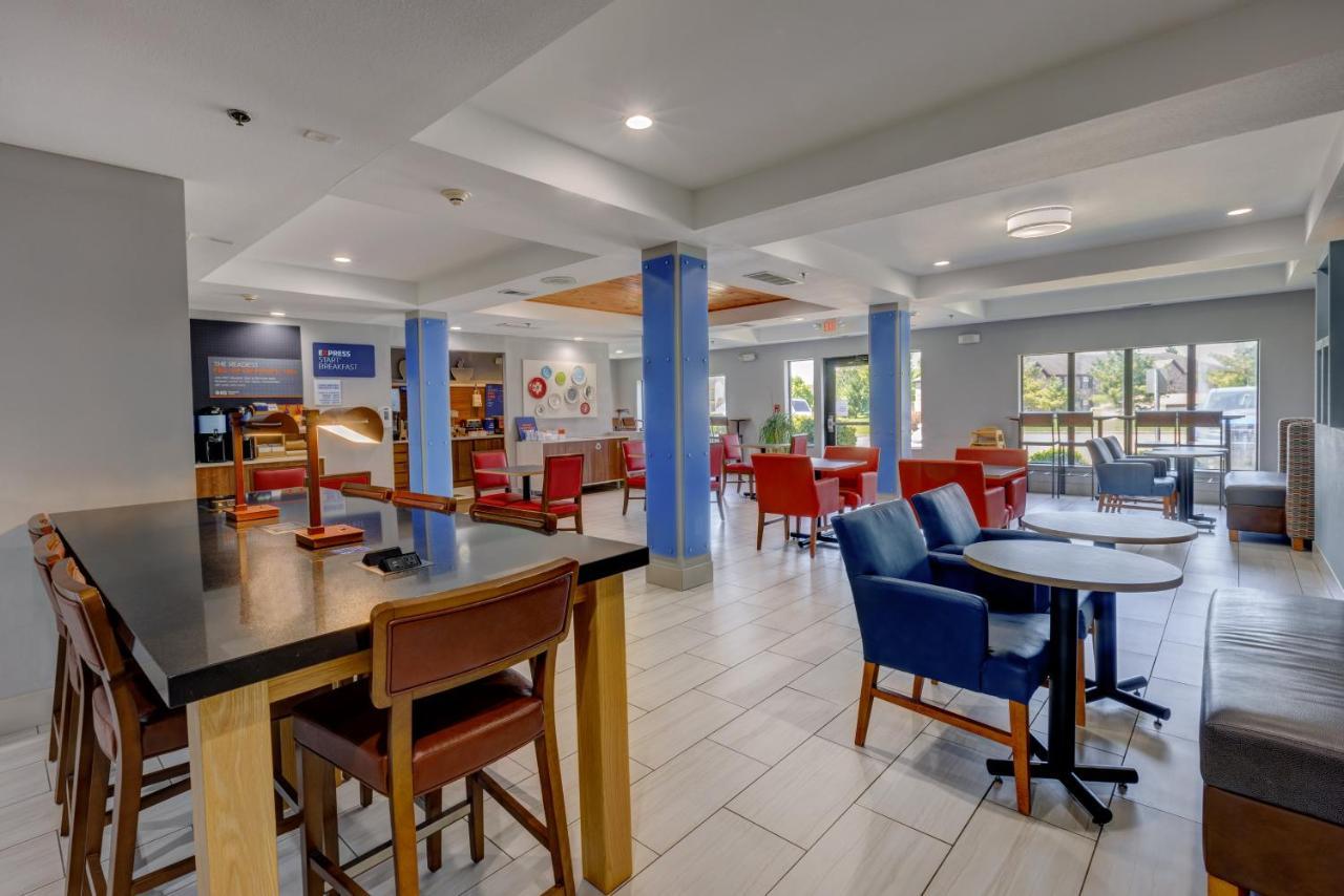 Holiday Inn Express Hotel & Suites Shelbyville By Ihg Bagian luar foto
