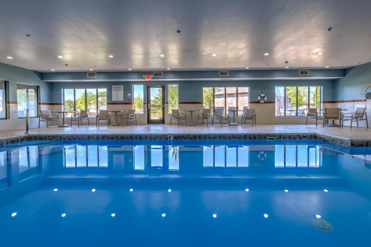 Holiday Inn Express Hotel & Suites Shelbyville By Ihg Bagian luar foto