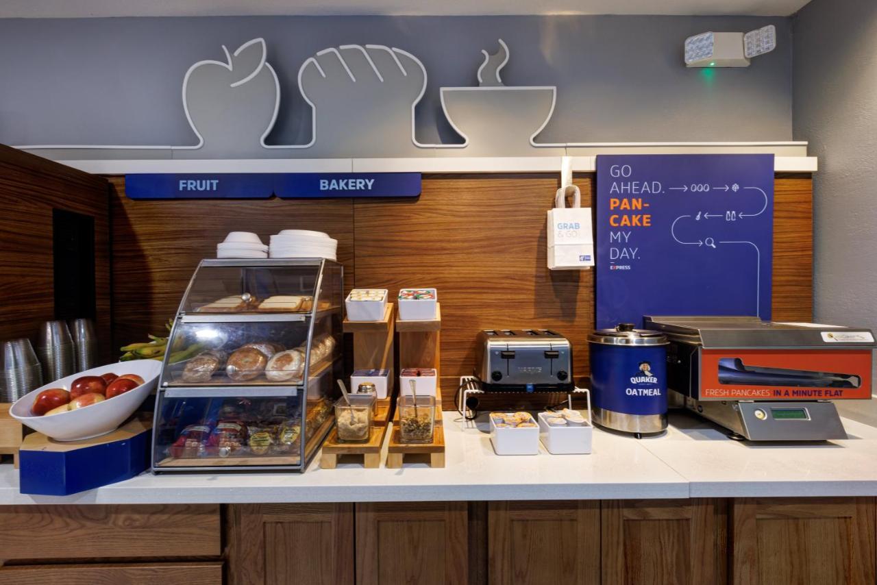 Holiday Inn Express Hotel & Suites Shelbyville By Ihg Bagian luar foto